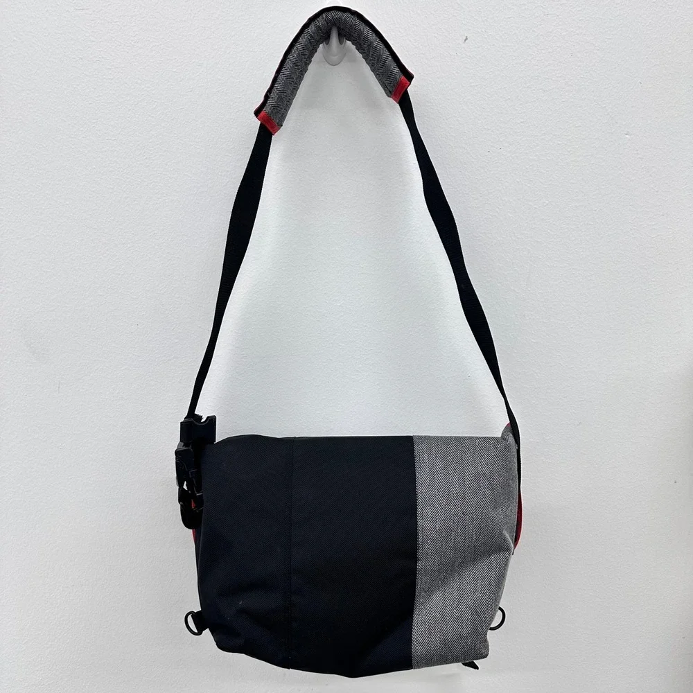 Timbuk2 Classic Messenger Bag Medium Black/Red Canvas Single Strap Herringbone‎